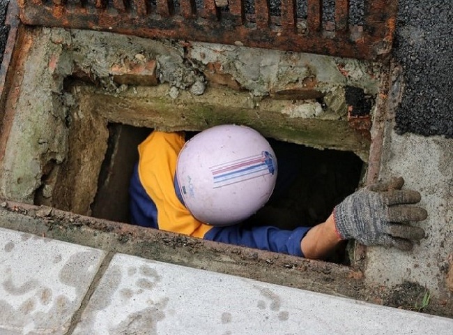 Nạo v&eacute;t hố ga tại quận 4 n&ecirc;u ra c&aacute;c nguy&ecirc;n nh&acirc;n tắc nghẽn