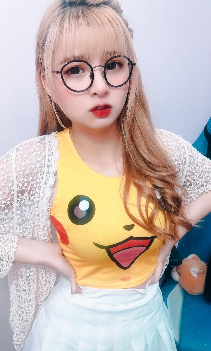 Mèo 2k4 lộ clip ăn kem với bé chanh