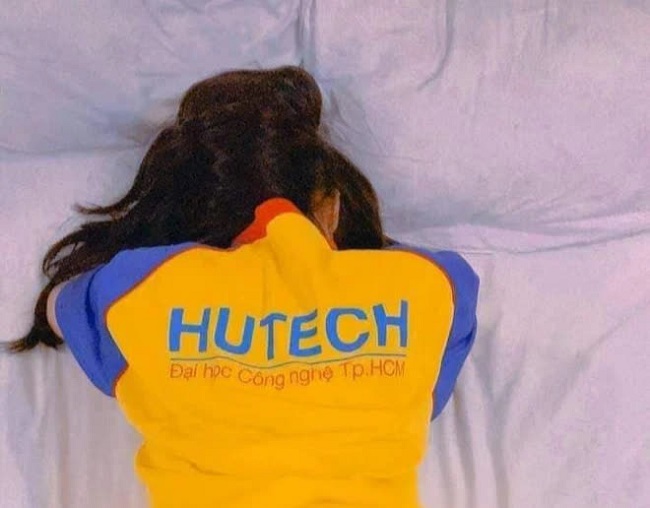 clip nóng cô gái mặc đồng phục HUTECH 4