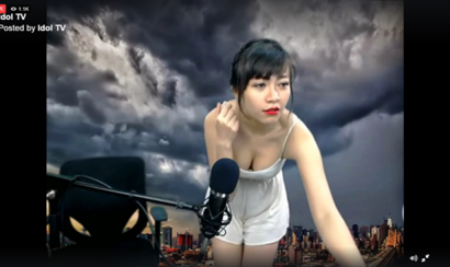 Clip nóng Ngân Lee bất ngờ để lộ vòng 1 trên sóng livestream 