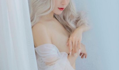 Phan Hoàng Thiên Thy lộ ảnh nóng hóa thân thành nữ thần gợi cảm