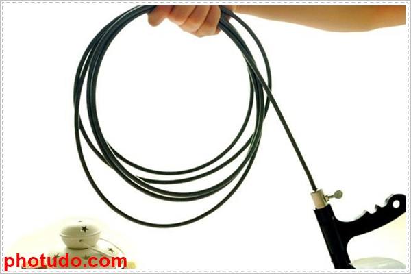 Thông bồn cầu hiệu quả với dây lò xo