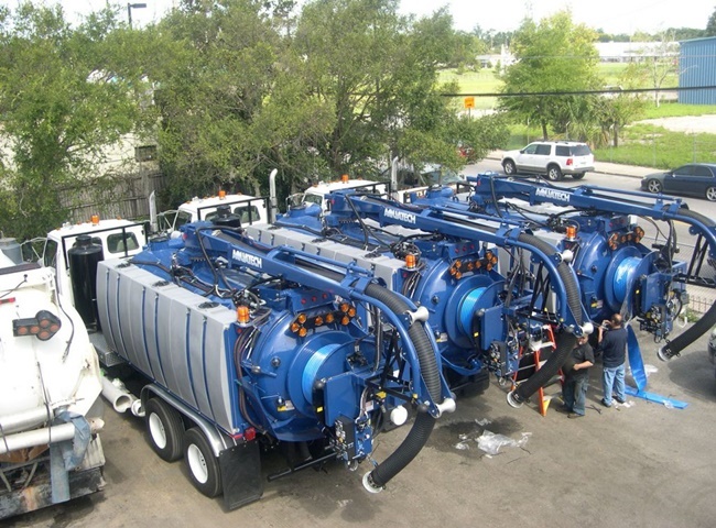 Xe r&uacute;t hầm cầu huyện B&igrave;nh Ch&aacute;nh thực hiện hoạt động