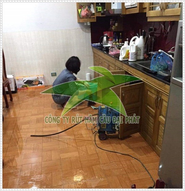 Thi c&ocirc;ng r&uacute;t hầm cầu quận B&igrave;nh Thạnh.