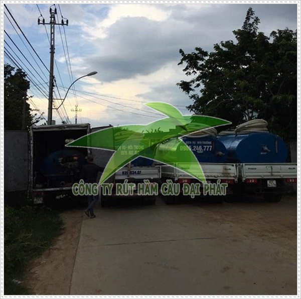 Thi c&ocirc;ng h&uacute;t hầm cầu quận 2.