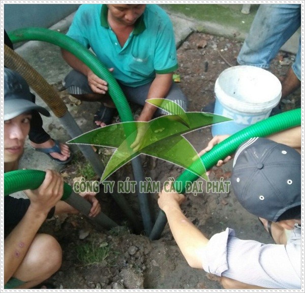 Thi c&ocirc;ng h&uacute;t hầm cầu quận 3.