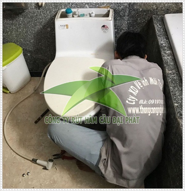 Sữa bồn cầu với phau kho&aacute; trước