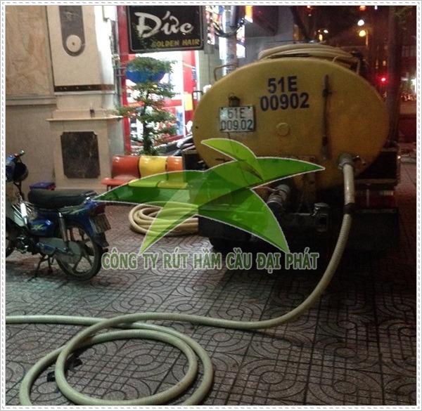 Xe h&uacute;t hố ga tỉnh B&igrave;nh Dương.