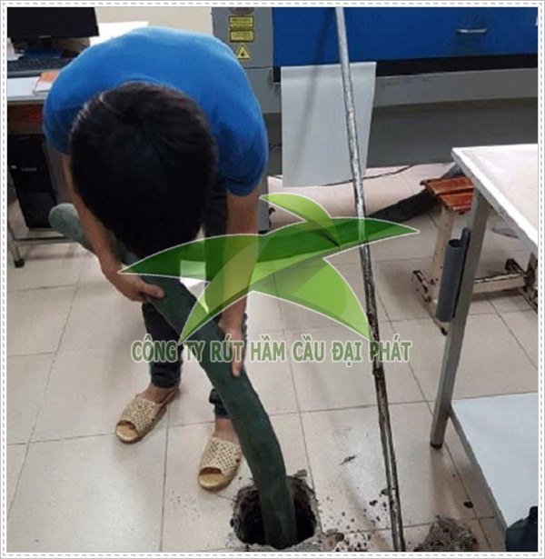 th&ocirc;ng nghẹt bồn rửa ch&eacute;n bằng pittong