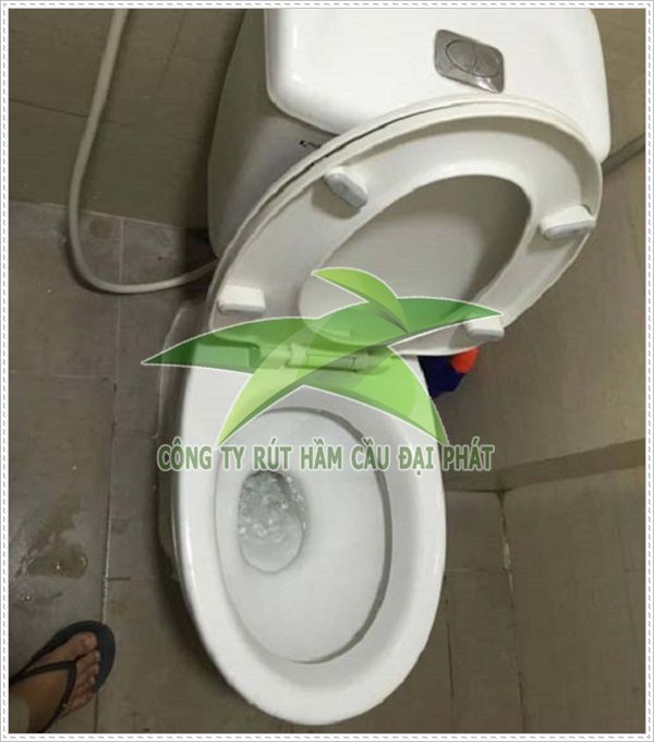 C&aacute;ch sửa bồn cầu bị r&ograve; rỉ nước