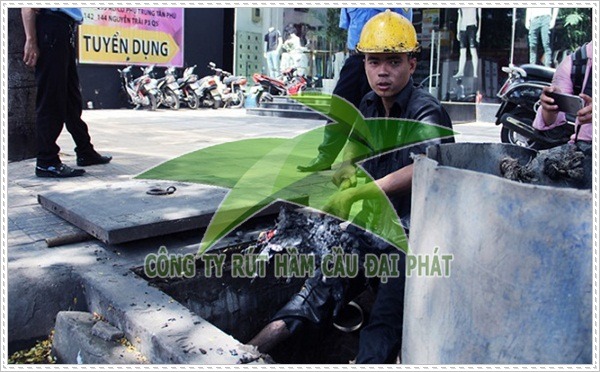 Thi c&ocirc;ng th&ocirc;ng cống nghẹt quận T&acirc;n Ph&uacute;.