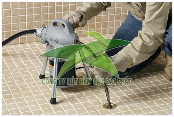 th&ocirc;ng cống nghẹt bằng c&aacute;p