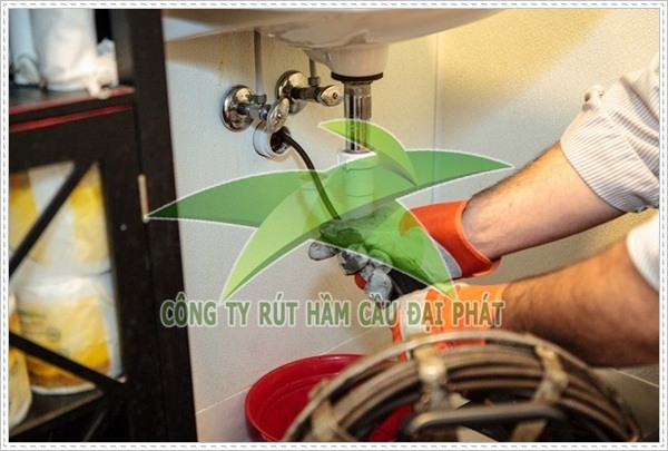 Thi c&ocirc;ng th&ocirc;ng cống nghẹt quận B&igrave;nh T&acirc;n.