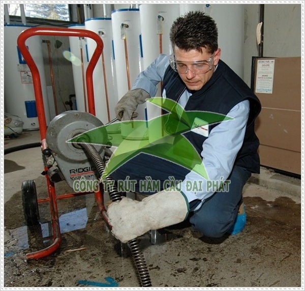 Thi c&ocirc;ng th&ocirc;ng cống nghẹt quận 8.