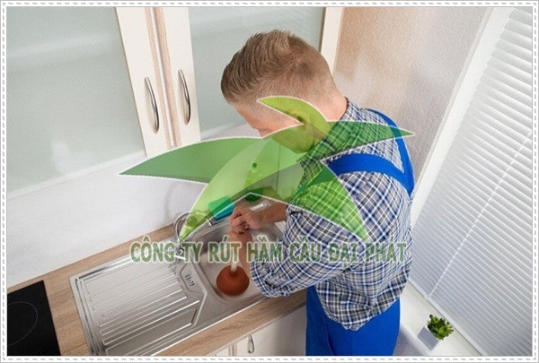 th&ocirc;ng nghẹt bồn rửa ch&eacute;n bằng d&acirc;y c&aacute;p